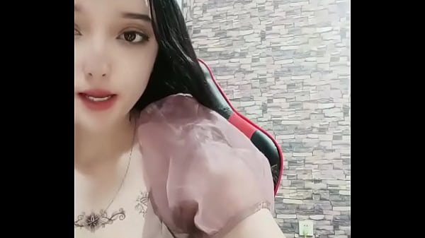 新疆漂亮妹子!黄播界迪丽热巴!应观众要求小秀一波,慢慢脱光光揉捏奶子,手指拍打小穴掰开特写国产网约高端外围
